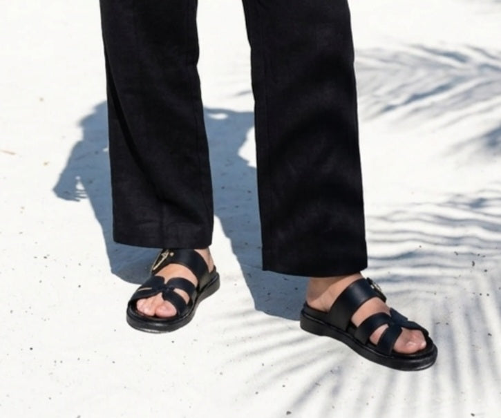 Flexible outsole black slides