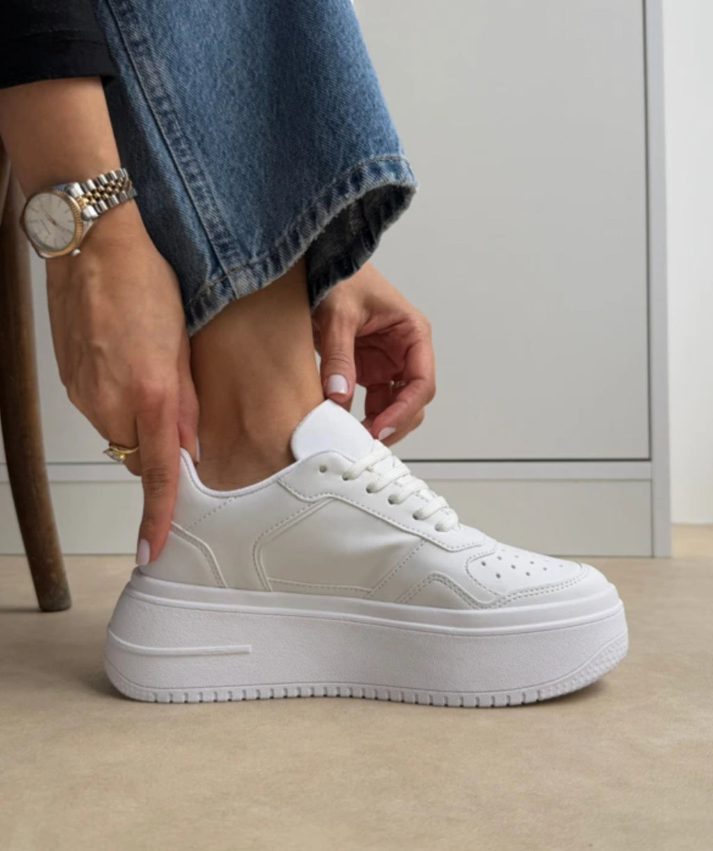 White basic sneakers
